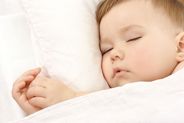 Ребенок спит поперек кровати приметы