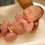 Как правильно купать новорожденного – советы опытной мамы
