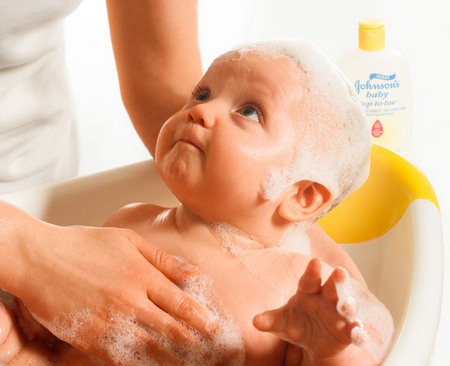 Чем лучше мыть новорожденного