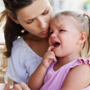 У детей 3-х лет начало стоматита сопровождается болезненностью во рту