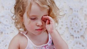 лечение конъюнктивита у детей, конъюнктивит у ребенка, ребенок трет глаз, воспаление глаз