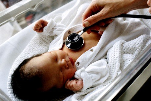 перед прививкой родители и педиатр должны проверить малыша на наличие противопоказаний