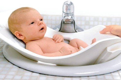 Оптимальная температура воды для купания новорожденного младенца позволит избежать негативных эмоций
