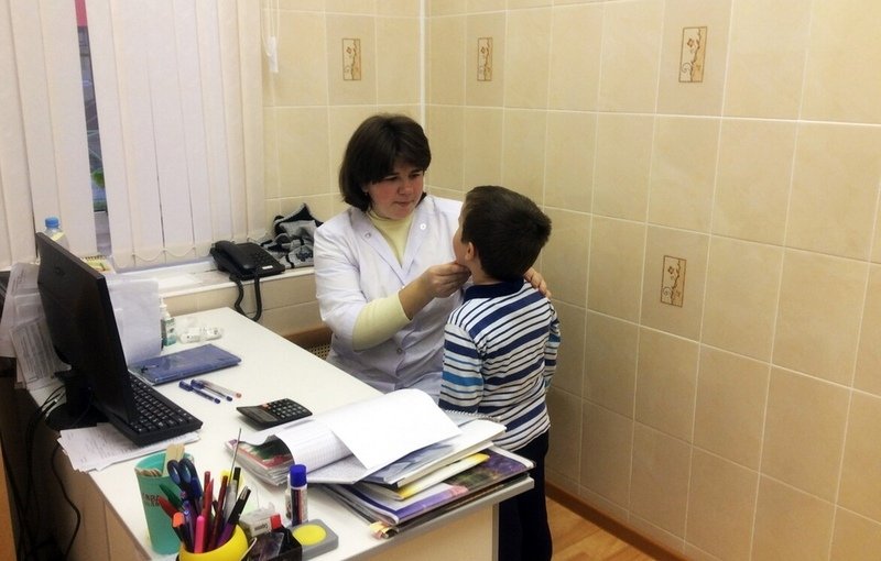 При возможном возникновении заболевания проводятся ежедневные осмотры детей медиками