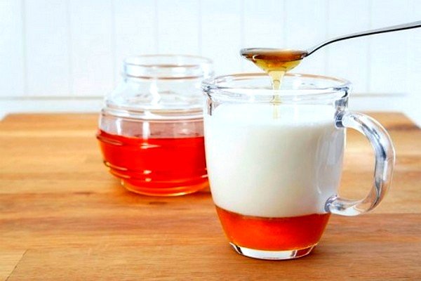 Лечебный состав из молока, соды и меда эффективен при сухом кашле