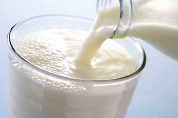 Сильный сухой кашель поможет убрать молоко с минеральной водой