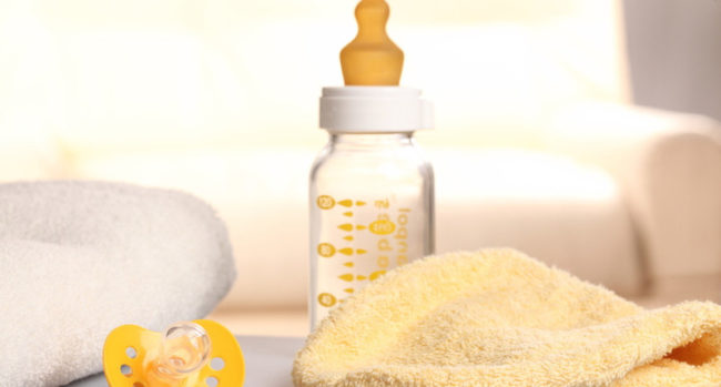 Чистая бутылочка для питания младенца