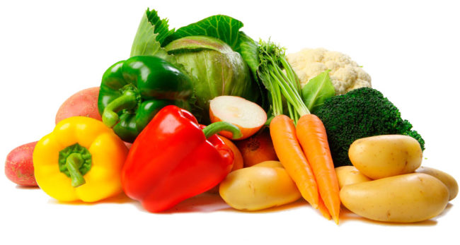 Разноцветные овощи на белом фоне