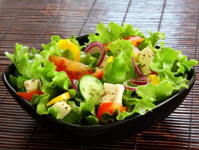 Овощной салат в чёрной тарелке