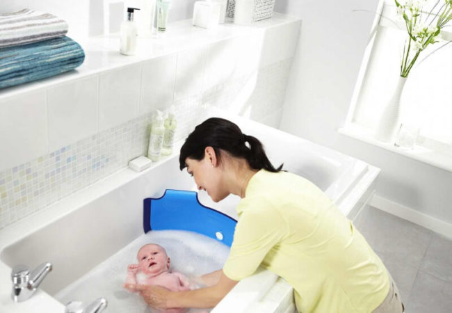 Купание новорождённого в ванночке