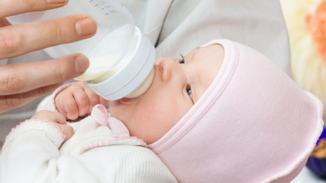 Новорождённый питающийся из бутылочки