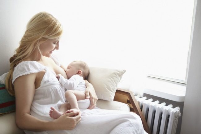 Кормление новорождённого грудным молоком