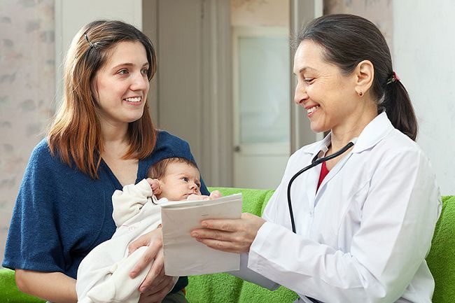 Кормящая мама с младенцем у врача