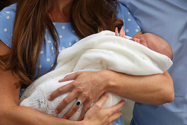 Новорождённый на руках мамы