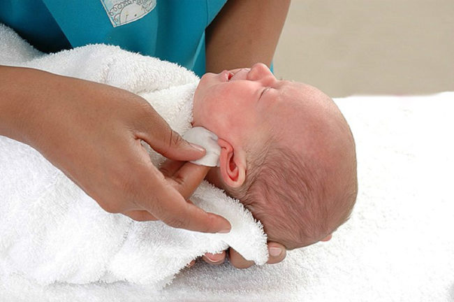 Протирание за ушками у малыша после купания