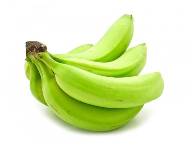 Зелёные бананы на белом фоне