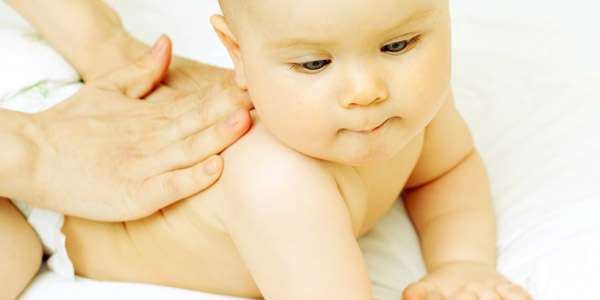 Массаж для отхождения мокроты у ребенка: как делается для улучшения отхаркивания, особенности проведения процедуры у грудничков