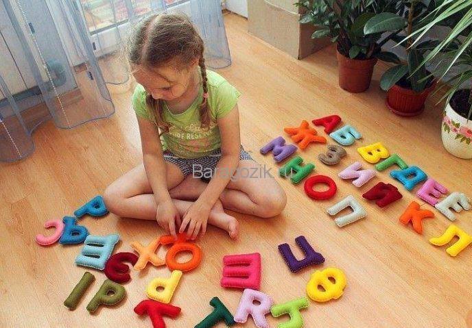 Девочка играет буквами