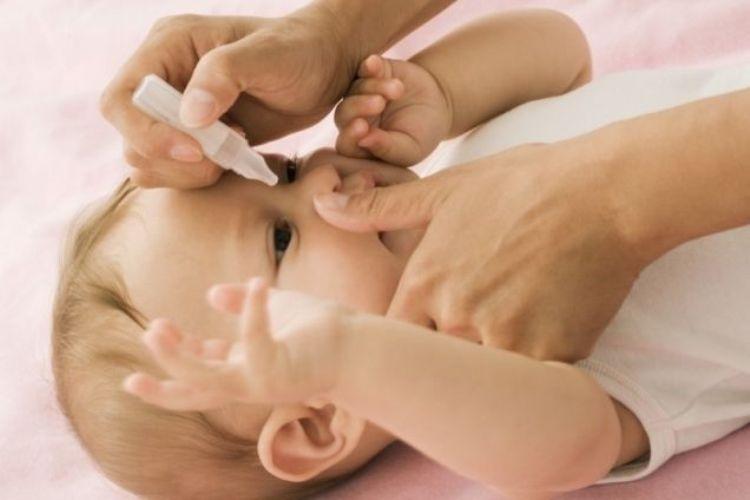 Как закапывать в глазки новорожденному