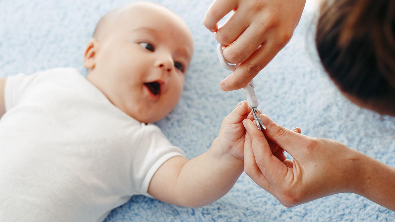 Как подстригать ногти новорожденному правильно