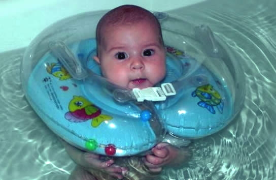 ребенок в 4 месяца плавает с кругом