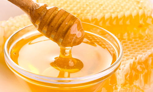 На основе меда (30 г), сахара (30 г) и отжатого сока редьки (150 г) можно приготовить эффективное средство против кашля