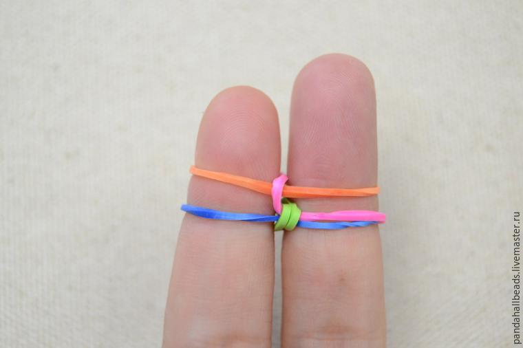 Плетем на пальцах браслетик из резиночек, фото № 9