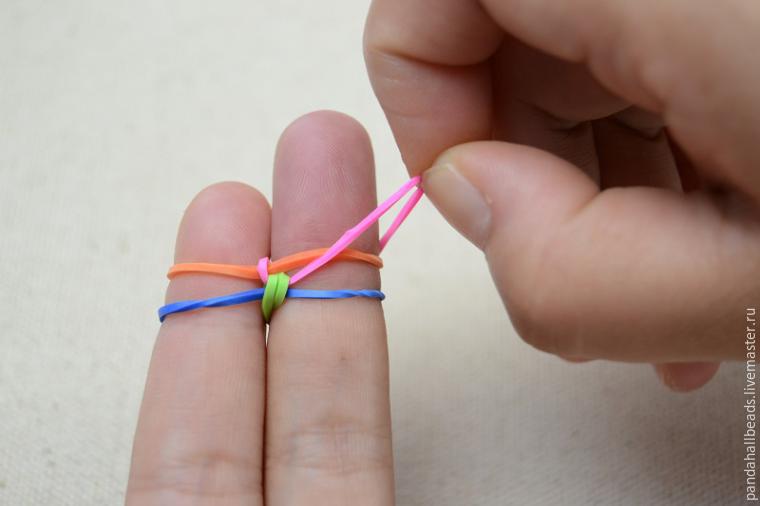 Плетем на пальцах браслетик из резиночек, фото № 10
