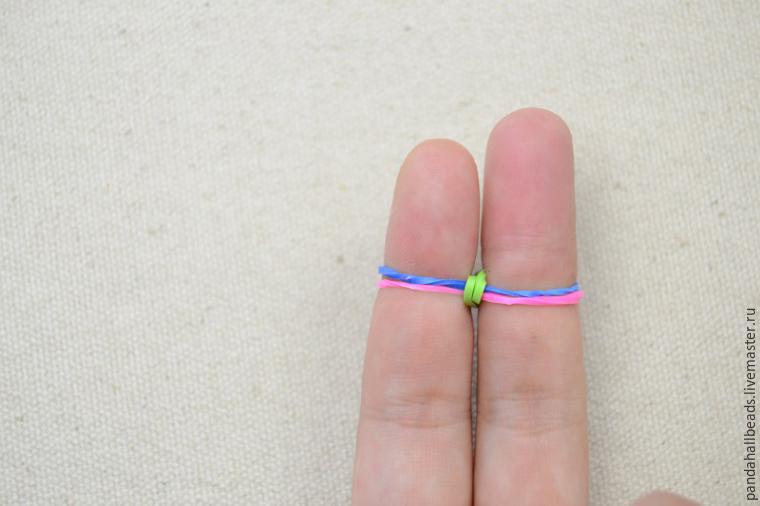 Плетем на пальцах браслетик из резиночек, фото № 7