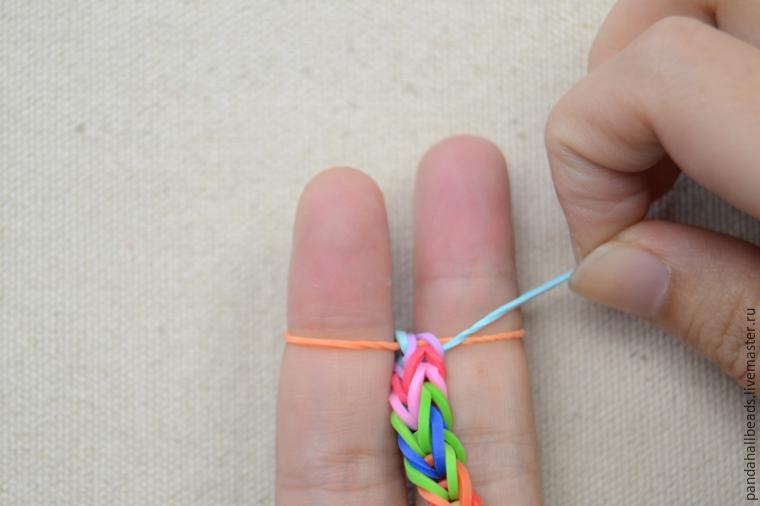 Плетем на пальцах браслетик из резиночек, фото № 14