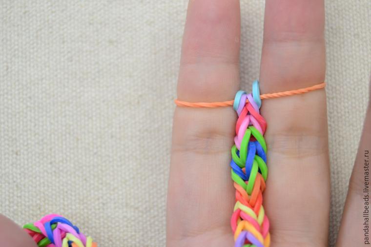 Плетем на пальцах браслетик из резиночек, фото № 15