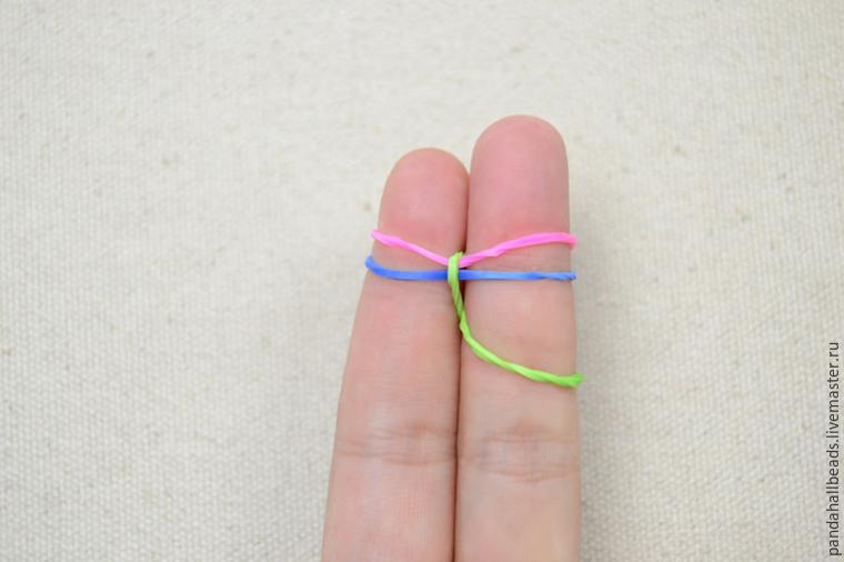 Плетем на пальцах браслетик из резиночек, фото № 5