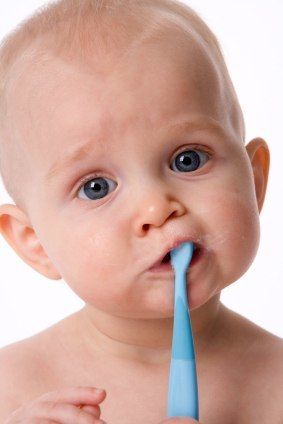 Когда нужно начинать чистить зубы ребенку?