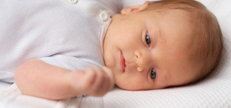 Красное пятно на веке у новорожденного: почему это бывает и стоит ли беспокоиться?