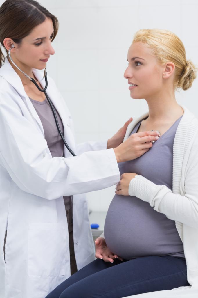 врач и беременная женщина