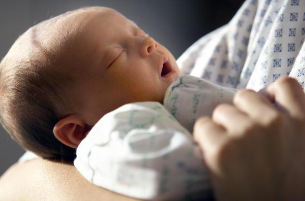 нужно ли будить новорожденного для кормления комаровский