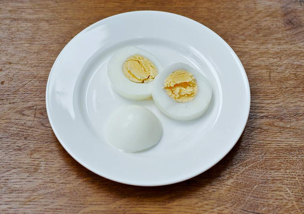 яйца на тарелке