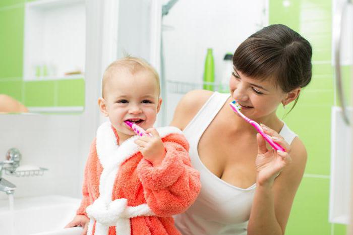 какого возраста чистить зубы ребенку пастой