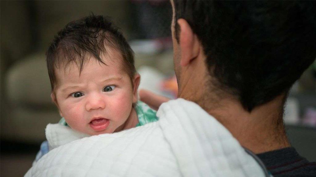 Почему новорожденный срыгивает после каждого кормления