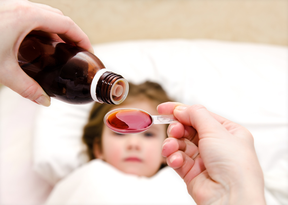 Кашель с мокротой у ребенка: чем лечить, причины, обзор препаратов, советы пульмонологов