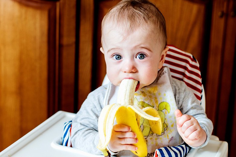 Ребенок и банан