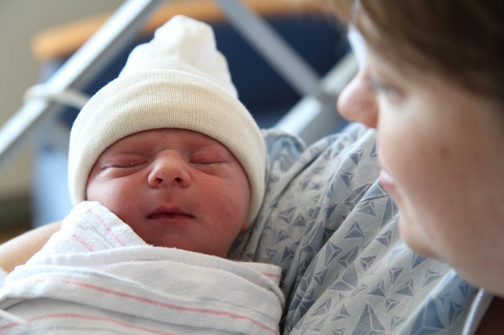 почему закисают глаза у новорожденных