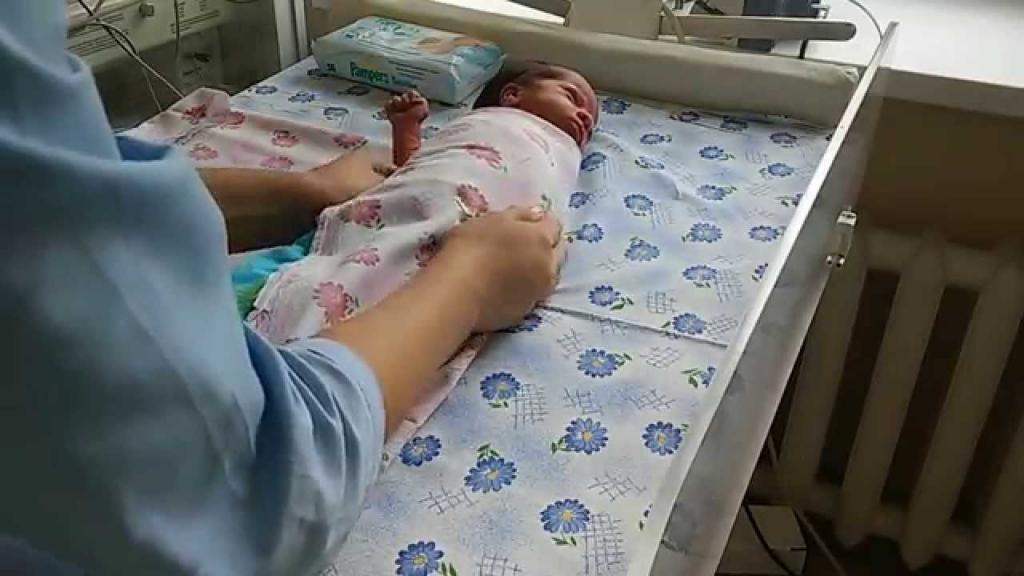 как пеленать новорожденного с головой