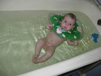Малыш плавает в ванне