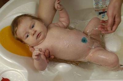 Купание новорожденного в ванночке