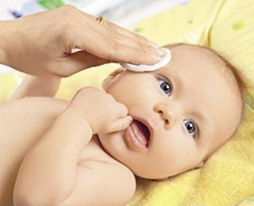 Протирание глаз у ребенка