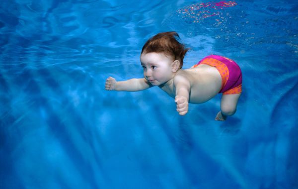 Младенец в воде