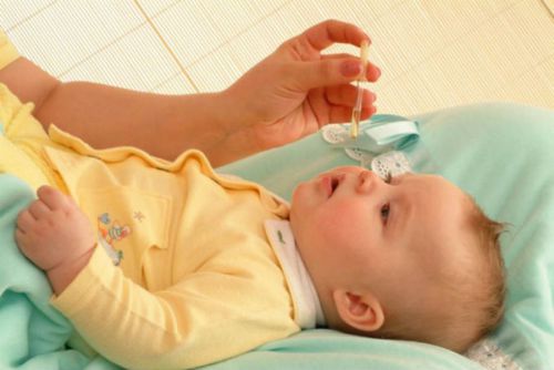 Закапывание раствора в нос младенцу