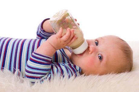 Ребенок ест из бутылочки