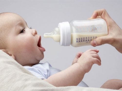 Младенца кормят смесью из бутылочки